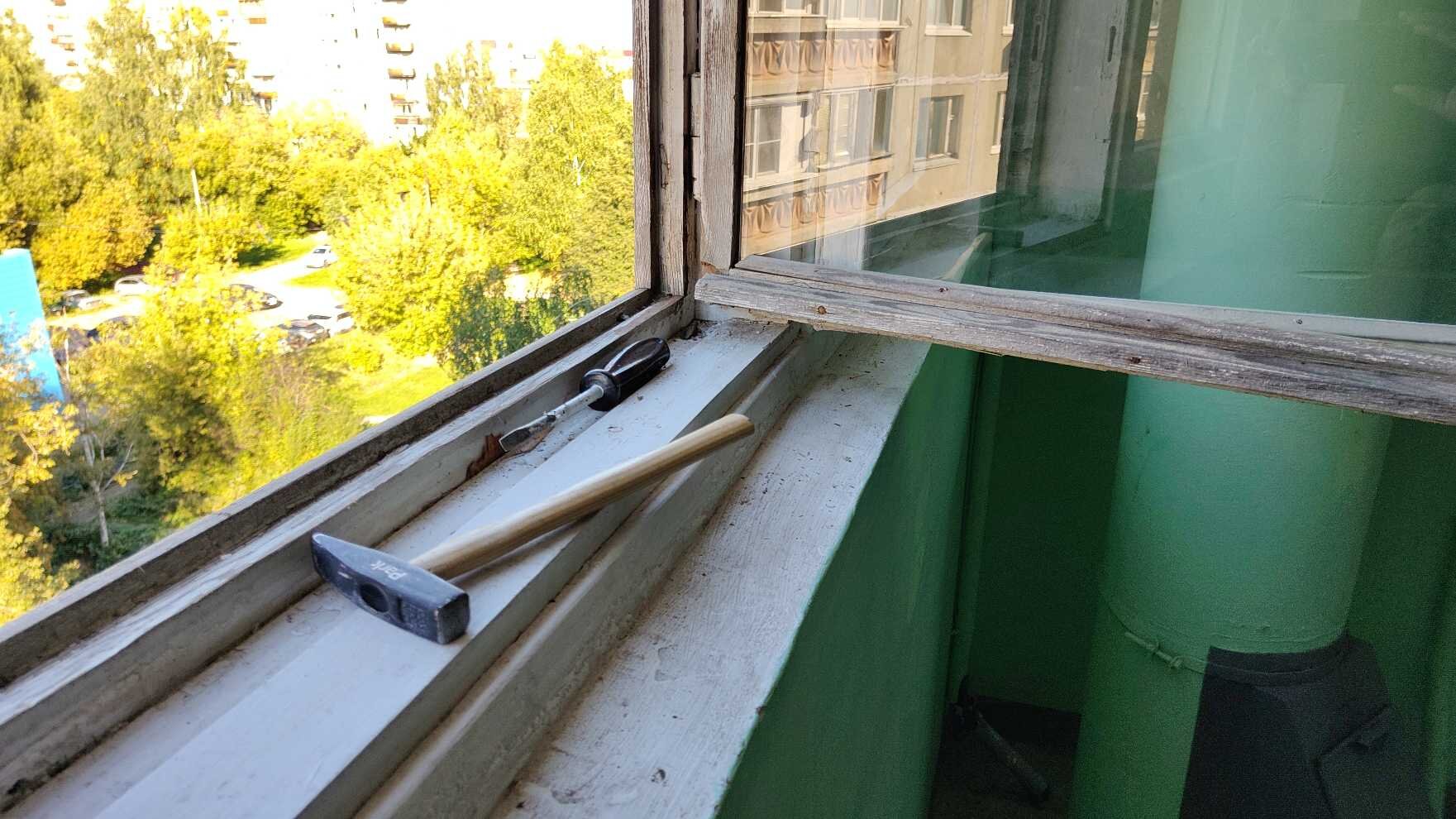 Окно в подъезде. Улица Композитора Касьянова, 2
