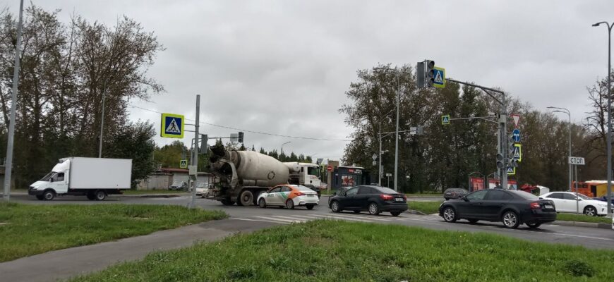 Перекресток на Казанском шоссе около ТРК Индиго в Верхних Печерах