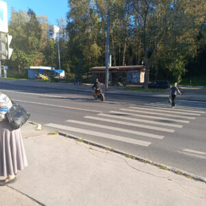 Питбайкер на пешеходном переходе